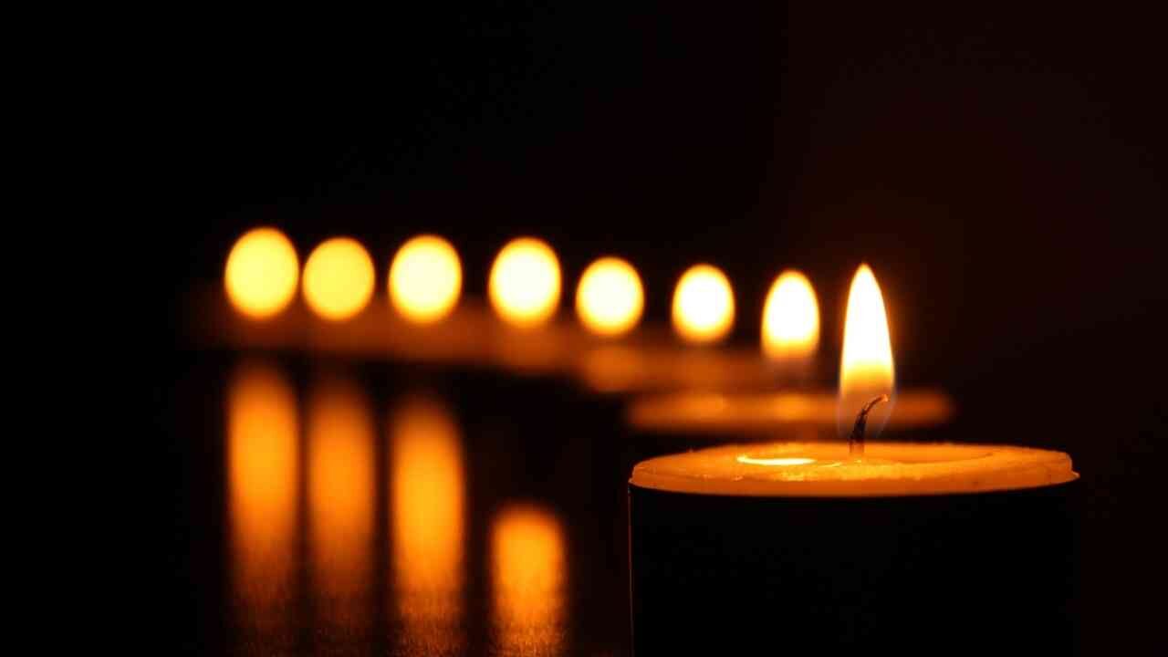 ¿Por qué es importante encender una luz en los rituales?